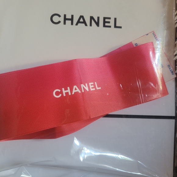 Chanel box with ribbon - Picture 2 of 4